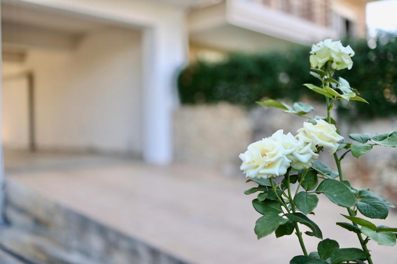 Μικρό Διαμέρισμα Της Αγγελικής Με Αυλή Και Parking Kalamata Exterior foto